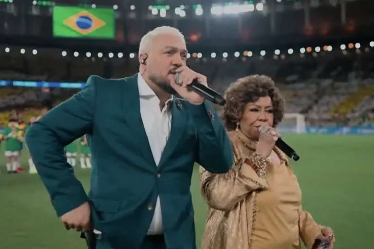 belo e alcione enfrentam críticas após cantar hino nacional em amistoso da seleção