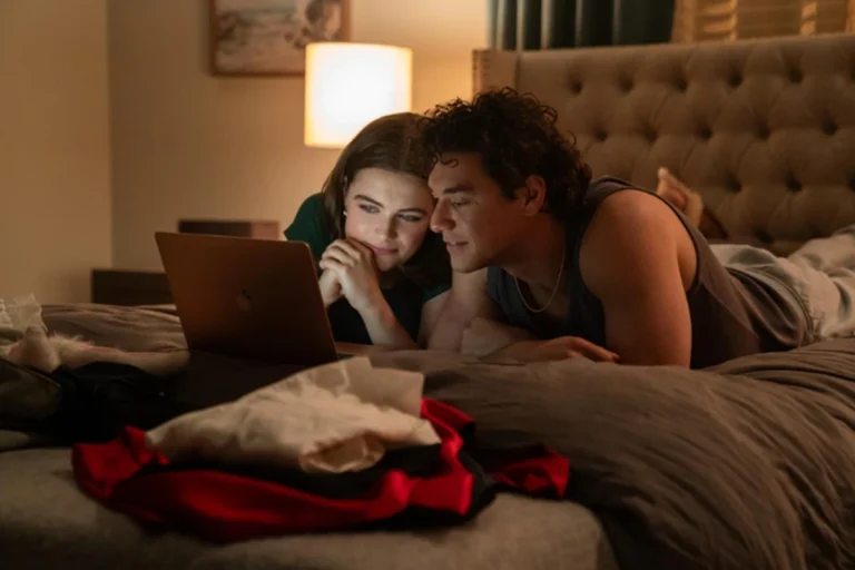 Prime video lança série off campus com foco em romance universitário