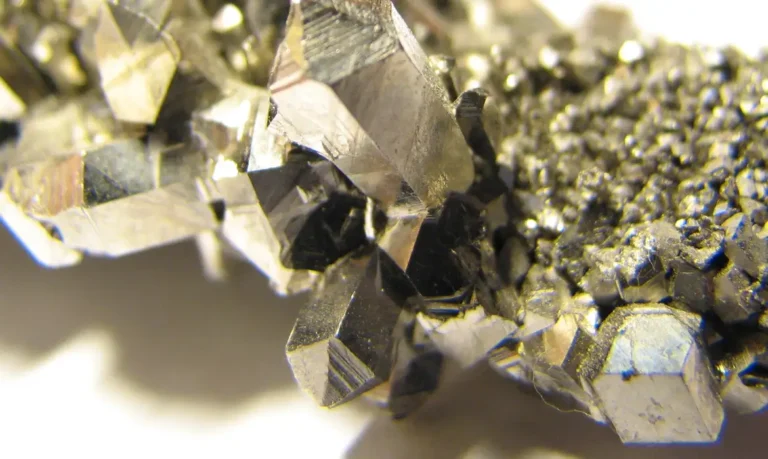 Brasil enfrenta vazio estratégico em minerais críticos e terras raras
