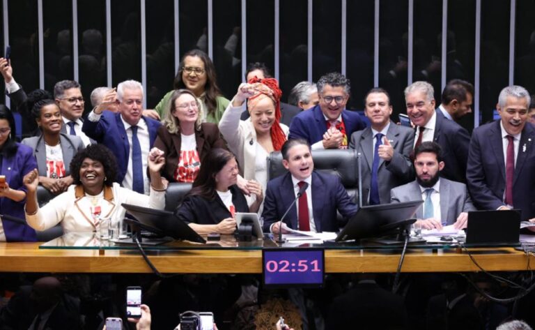 Fim da escala 6x1 provoca choque momentâneo no varejo, avalia mag investimentos