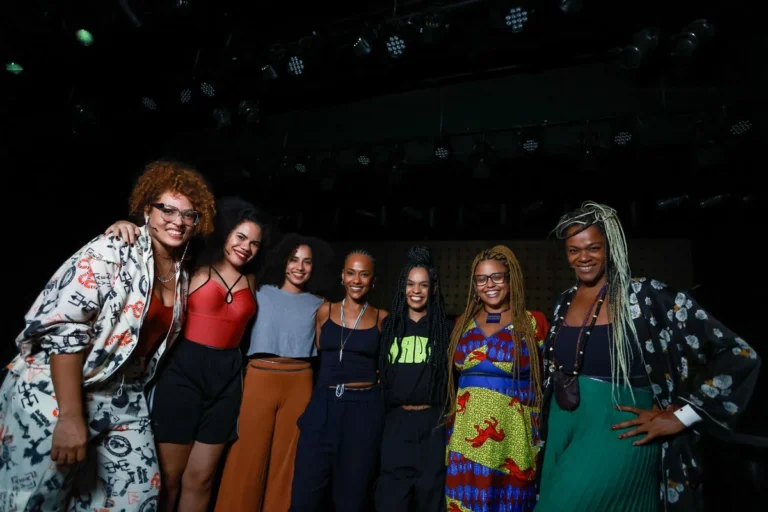 Musical elza celebra legado e voz imortal da cantora no teatro de brasília