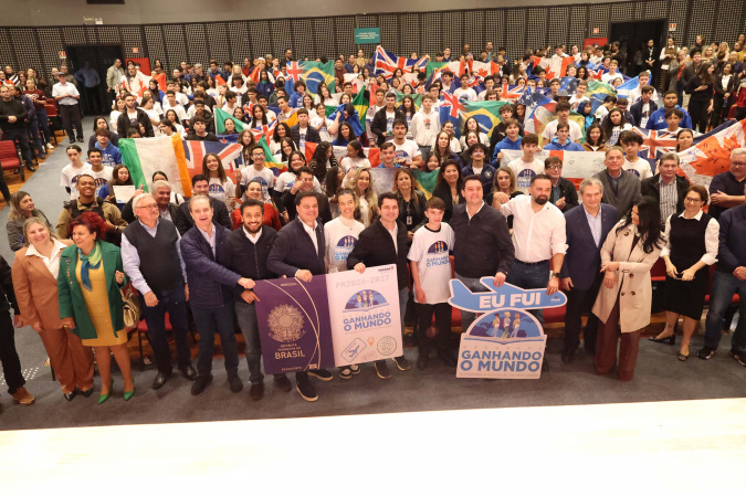 Ratinho Junior recebe intercambistas do Ganhando o Mundo