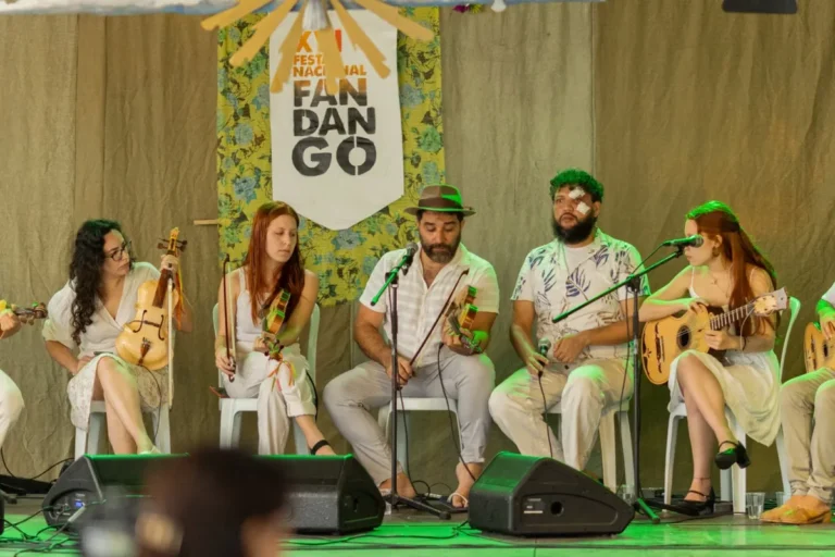 Orquestra Rabecônica leva fandango caiçara ao Terminal de Paranaguá