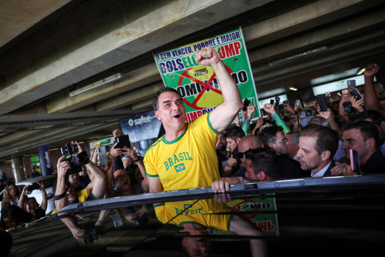 Flávio reconstrói campanha e intensifica apelos à base bolsonarista