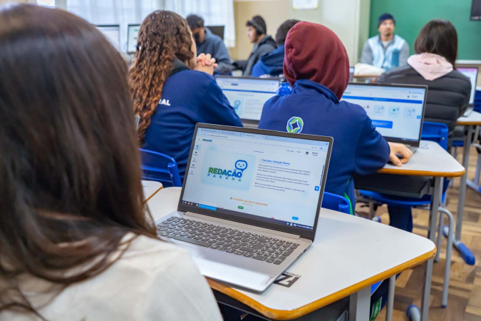Paraná lança assistente de IA para apoiar redações de estudantes