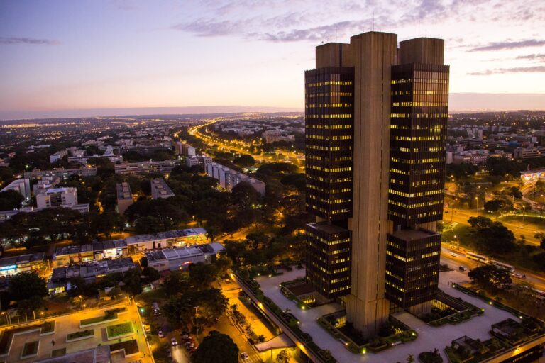 Banco Central reduz Selic para 14,25% com trajetória futura indefinida