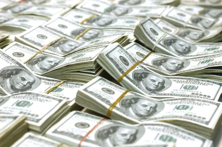 Dólar sobe para R$ 5,20 em dia de alta global