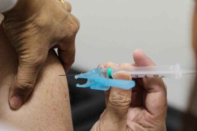 Vacinação contra gripe no Paraná abre para população geral