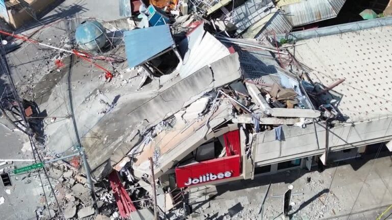Terremoto de magnitude 7,8 provoca pelo menos 32 mortes nas Filipinas