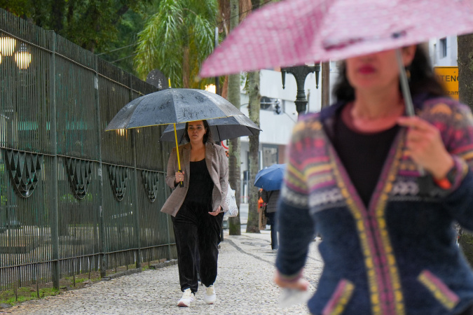 Tempestades com raios e granizo marcam fim de semana no Paraná