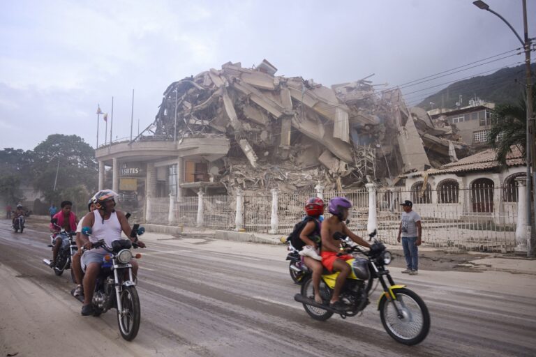 Terremoto na Venezuela deixa 164 mortos e famílias separadas