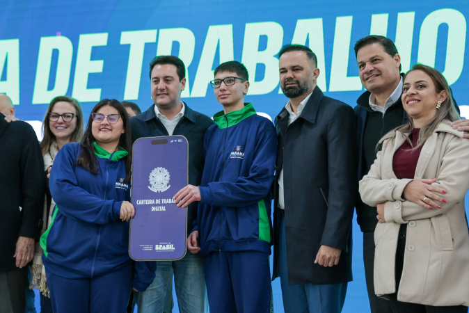 Paraná registra 300 mil estudantes na carteira de trabalho digital