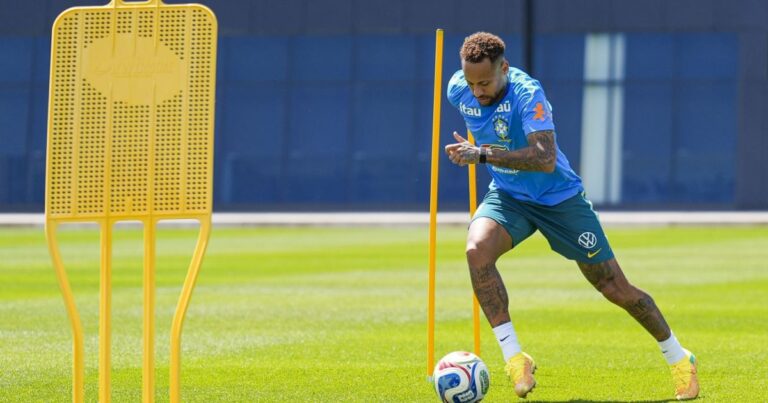 Neymar retoma trabalhos com bola e se aproxima do duelo escocês