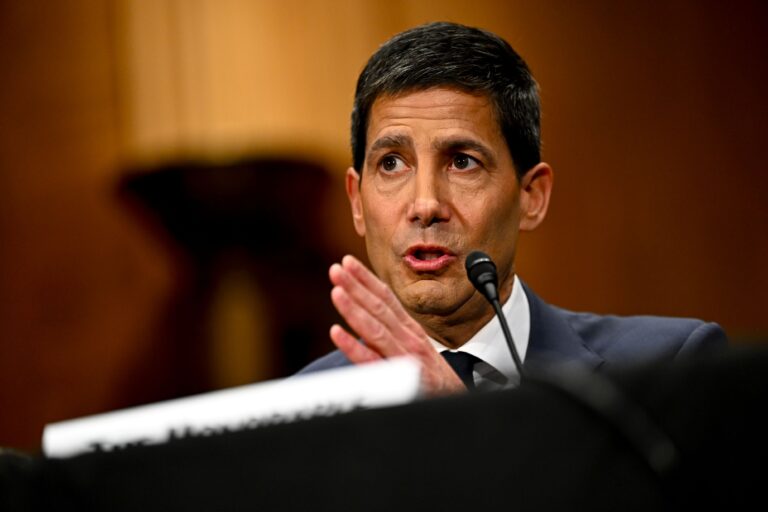 Kevin Warsh assume Fed e mantém juros em 3,5% a 3,75%