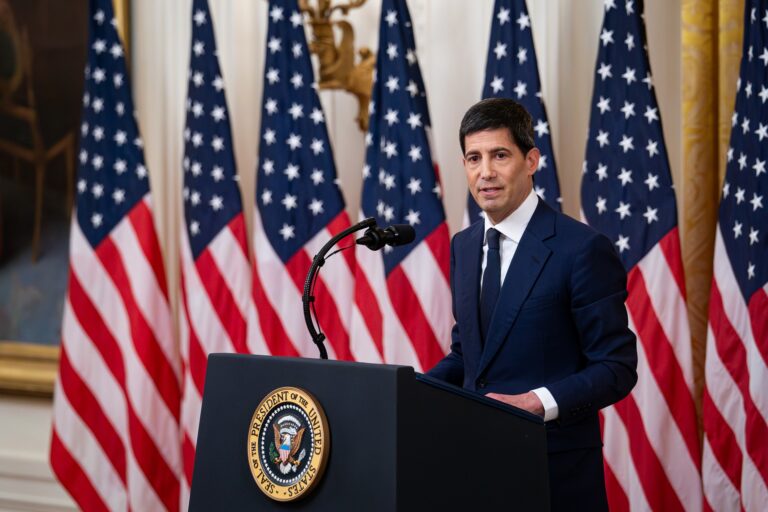Warsh apresenta postura sobre inflação em primeiro discurso no Fed