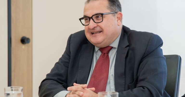 Governo pede ao BC mais clareza sobre Selic e critica taxa elevada