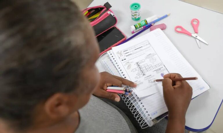 Analfabetismo recua para menos de 5% pela primeira vez no Brasil