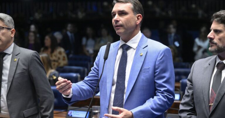 Flávio corre risco de isolamento ao agir como Bolsonaro