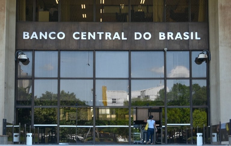 DIs caem após BC sinalizar poucas chances de alta da Selic