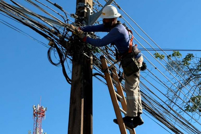Copel regulariza cabos de telecomunicações em Londrina