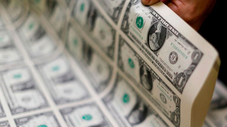 Dólar fecha abaixo de R$ 5,20 acompanhando recuo exterior