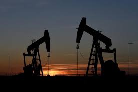 Petróleo despenca 5% com acordo para reabrir Estreito de Ormuz