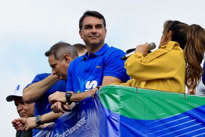 Flávio Bolsonaro sobrevive ao impacto do caso Dark Horse, avalia Quaest