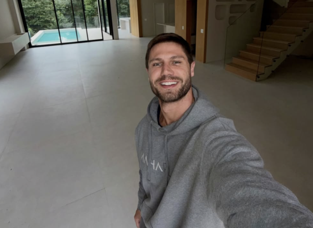 Jonas Sulzbach finaliza mansão em alphaville iniciada no noivado com Mari Gonzalez