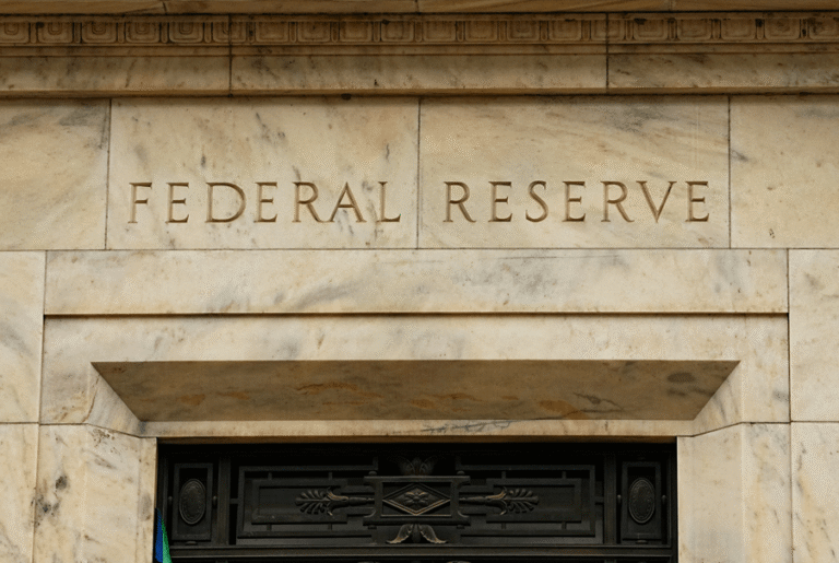 Metade do Fed sinalizou plano para elevar juros ainda em 2026