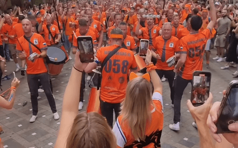 Holanda embala com samba antes de vencer Suécia na Copa