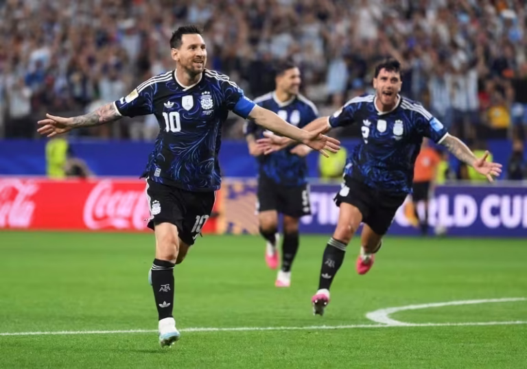 Messi marca em sete jogos seguidos e amplia recorde em Copa