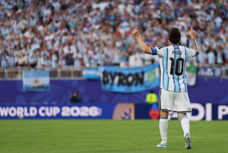 Messi marca hat-trick histórico e iguala Klose em gols de Copa