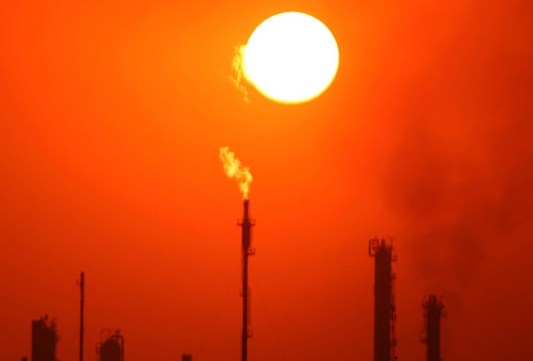 Acordo EUA-Irã alivia petróleo, mas inflação segue sob pressão