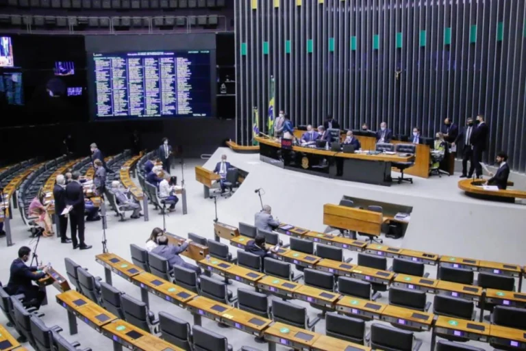 Redução da maioridade penal para 16 anos avança na Câmara dos Deputados