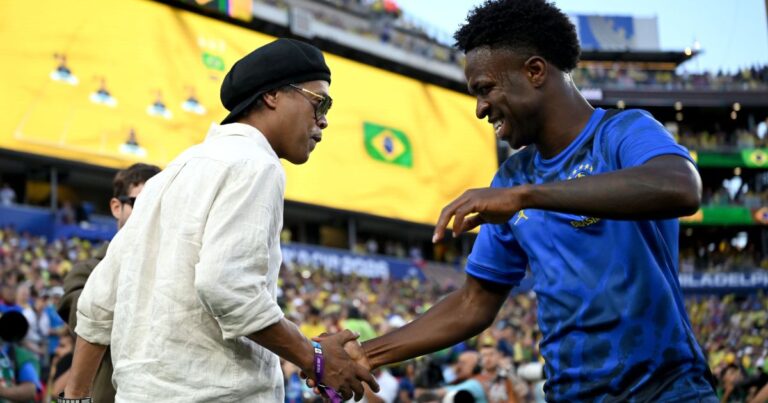 Ronaldinho visita seleção brasileira e reforça confiança antes do Haiti
