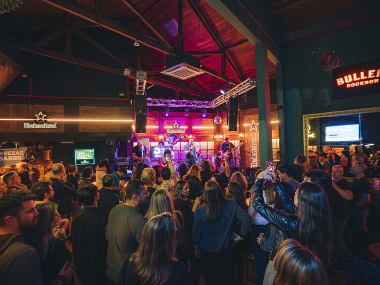Sheridan's Irish Pub une futebol e rock em programação especial