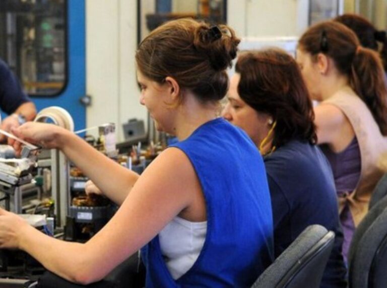 Desemprego recua para 5,6%, menor nível em 14 anos