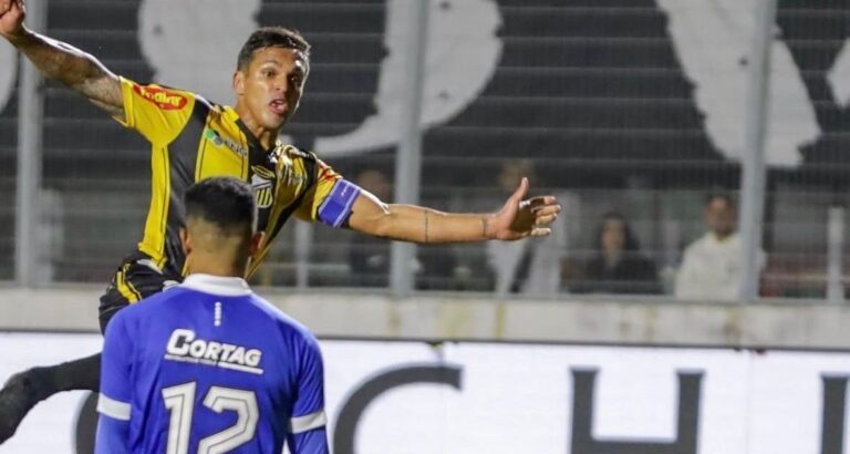 Gol bizarro na Série B viraliza em meio à Copa