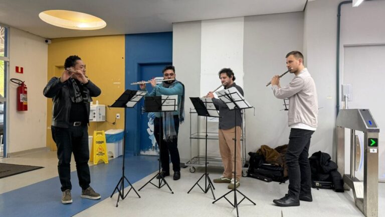Alunos de conservatório fazem apresentações musicais em hospitais