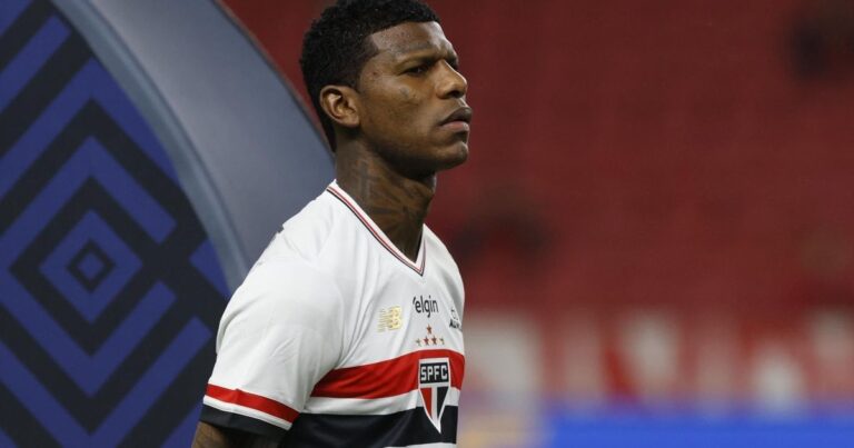 Arboleda revela depressão e pede desculpas à torcida do São Paulo