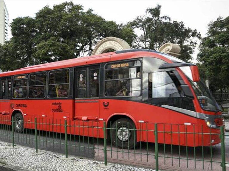 Consórcios de ônibus de Curitiba ganham liminar na Justiça