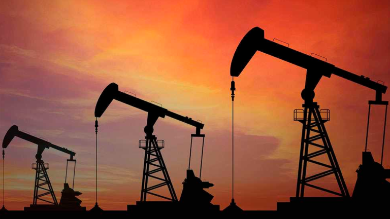 Petróleo sobe 2% após navio cargueiro ser atingido perto de Omã