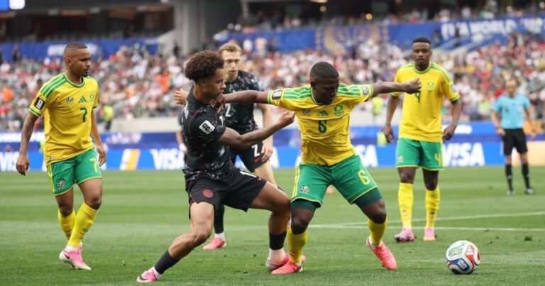 Canadá vence África do Sul nos acréscimos e avança às oitavas