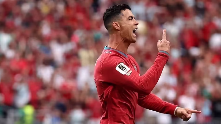 Ronaldo ignora repórter ao ouvir menção de Messi na coletiva