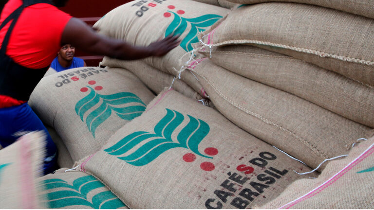 Café abre em alta com atenção ao clima e colheita