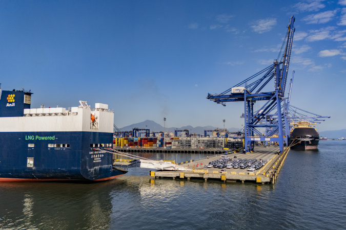 Porto de Paranaguá assume vice-liderança na movimentação de veículos