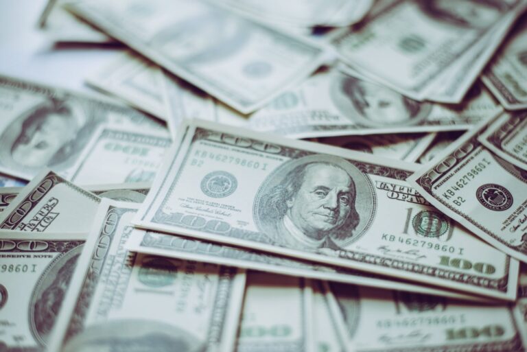 Dólar recua ante o real em sessão de sexta-feira