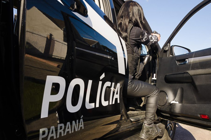 Polícia prende motociclista por acrobacias perigosas perto de escola
