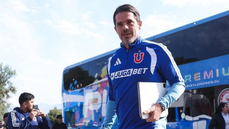 Técnico do time chileno passa mal em entrevista e é internado com infarto