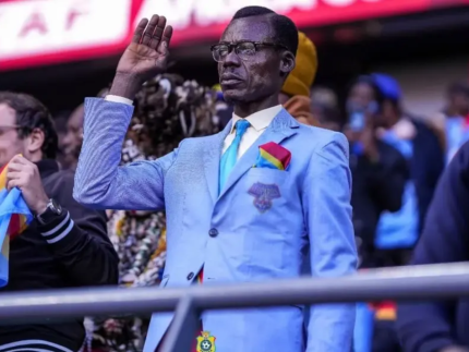 Torcedor congolês mantém pose de estátua em homenagem a Lumumba